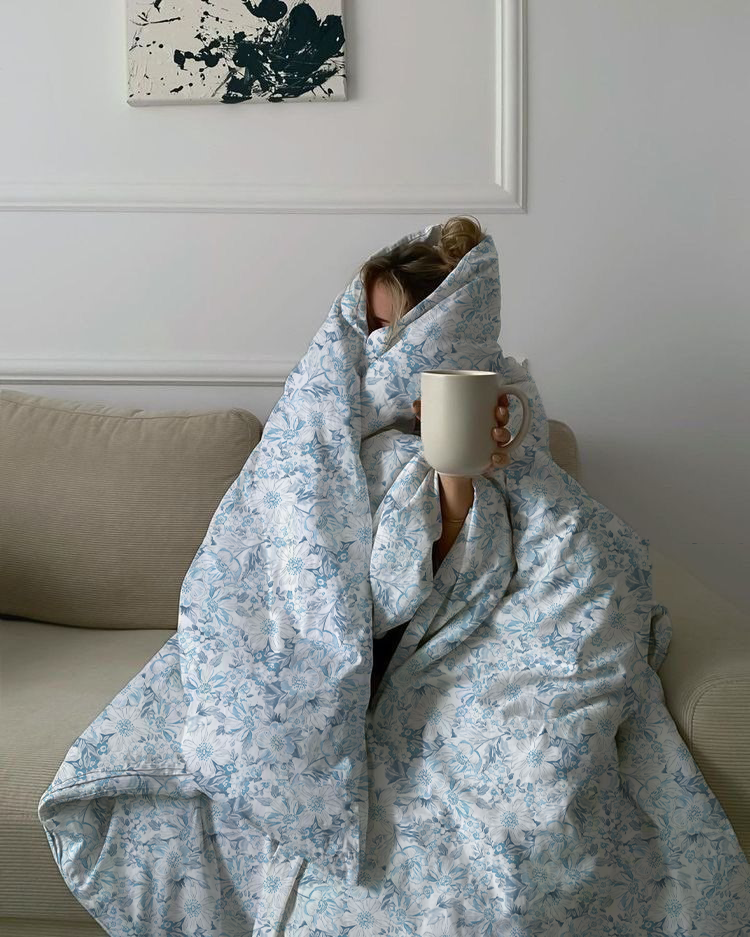 الخامة قطن مصري ١٠٠٪؜ صافي ساتين يعني بيكون في لمعه لكن مش بتزحلق و الطباعات بالوان إيطاليا مطبوع بأحدث التقنيات في العالم بدون اي مواد كيمياءية يعني بتحافظ علي البشرة و الشعر من الحساسية و كل التصميمات إيطاليا مش موجوده عند اي حد غيرنا Nadra collection اعلي جوده مواصفات تصدير معالج ضد التوبر وتغير اللون لان كل الأوان إيطاليا يعني القماش بيروح إيطاليا يتصبع او يطبع عليه النقشات عشان الوان إيطاليا مش بتبهت ولا بطروح طول العمر ثابتة